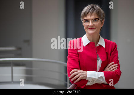 Weimar, Allemagne. 20e Août, 2019. Ulrike Lorenz, nouveau président de la Klassik Stiftung Weimar, pose devant une conférence de presse. Après son inauguration, le 1 août, elle présentera ses idées pour l'un des fondements culturels le plus important en Allemagne pour la première fois. Crédit : Michael Reichel/dpa/Alamy Live News Banque D'Images