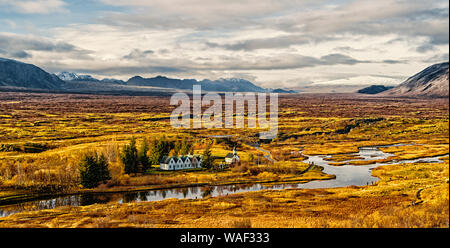 La vallée de Haukadalur en Islande. Peu de bâtiments dans la nature paisible environnement. Paysage de la vallée de l'automne ensoleillé jour ciel nuageux. Beauté étonnante de vallée. Beau paysage avec rivière dans la vallée. Banque D'Images