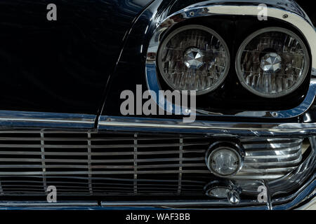 Fragment de l'avant d'une voiture de luxe, vintage bleu image monochrome avec effet vieille photo Banque D'Images