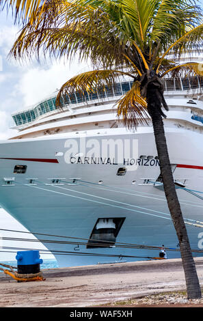 Horizon Carnival Cruise ship vue avant du terminal de croisière amarré à Aruba Banque D'Images