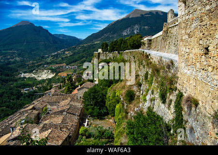 Les murs de Civitella del Tronto Borbonic forteresse avec panorama pittoresque et les montagnes. Région Abruzzes, Italie Banque D'Images