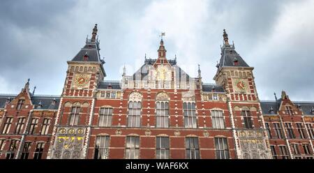 Façade de la gare centrale, la gare centrale, Amsterdam, Hollande du Nord, Pays-Bas Banque D'Images