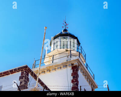 Faros (Phare d'Akrotiri) avec ciel clair - Santorini Grèce Banque D'Images
