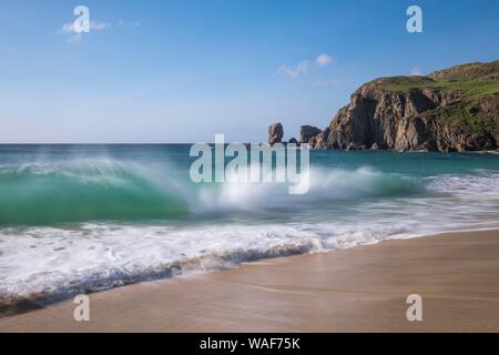 Briser les vagues sur la plage de Dalmore Dalmore, Plage, Isle Of Lewis, Scotland Banque D'Images