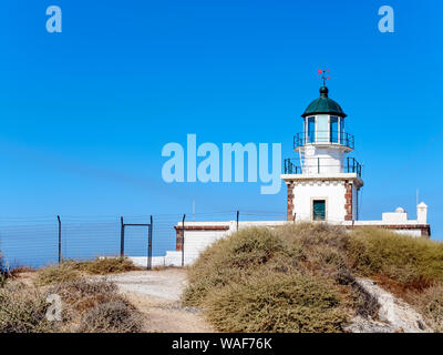 Faros (Phare d'Akrotiri) avec ciel clair - Santorini Grèce Banque D'Images