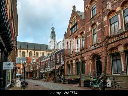 Warmoesstraat street dans la vieille ville avec vue sur le clocher de l'église cathédrale Sint-Bavokerk, Haarlem, Hollande du Nord, Province Noord-Holland Banque D'Images