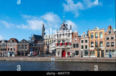 Binnen rivière Spaarne, maisons historiques, Eglise Saint Bavokerk, Haarlem, Hollande du Nord, Hollande, Pays-Bas, dos Banque D'Images