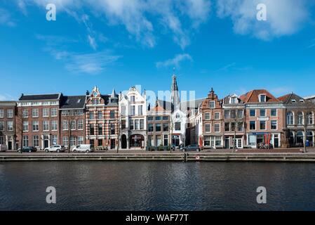 Binnen rivière Spaarne, maisons historiques, Eglise Saint Bavokerk, Haarlem, Hollande du Nord, Hollande, Pays-Bas, dos Banque D'Images