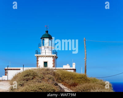 Faros (Phare d'Akrotiri) avec ciel clair - Santorini Grèce Banque D'Images