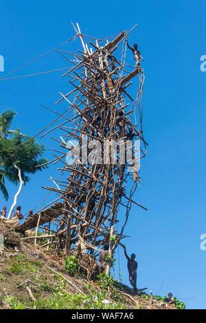L'homme en sautant d'une tour de bambou, la Pentecôte, la Pentecôte, la plongée sous-marine à Vanuatu Banque D'Images