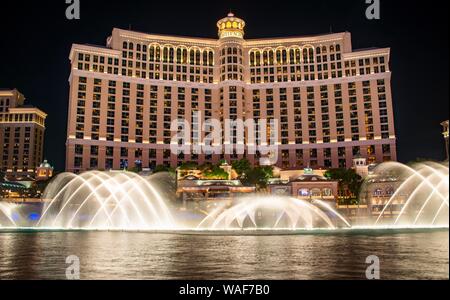 Spectacle de lumière et de l'eau fontaines, fontaine en face de l'hôtel Bellagio, photo de nuit, luxury hotel, Las Vegas Strip, Las Vegas Boulevard, Las Vegas Banque D'Images