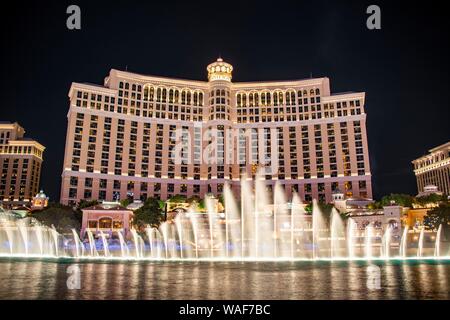 Spectacle de lumière et de l'eau fontaines, fontaine en face de l'hôtel Bellagio, photo de nuit, luxury hotel, Las Vegas Strip, Las Vegas Boulevard, Las Vegas Banque D'Images