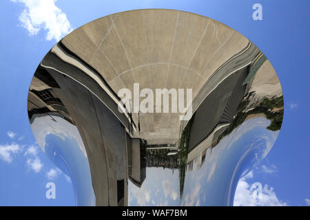 Tourner le monde à l'envers par Anish Kapoor. Sculpture nouvellement installés au Musée d'Israël, Jérusalem, reflète le ciel et terre. Banque D'Images