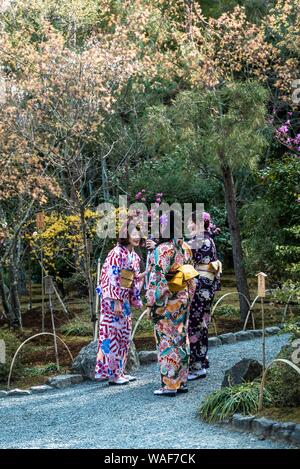 Les femmes en kimono japonais avec jardin Sogenchi, Temple Tenryū-ji, Sagatenryuji Susukinobabacho, Kyoto, Japon Banque D'Images