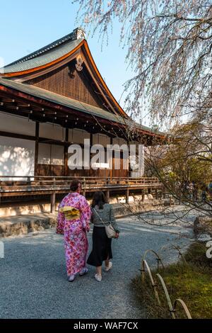 Deux japonaises dans jardin Sogenchi, Temple Tenryū-ji, Sagatenryuji Susukinobabacho, Kyoto, Japon Banque D'Images