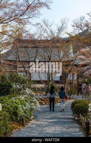 Les visiteurs de jardin Sogenchi, Temple Tenryū-ji, Sagatenryuji Susukinobabacho, Kyoto, Japon Banque D'Images