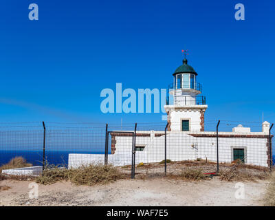 Faros (Phare d'Akrotiri) avec ciel clair - Santorini Grèce Banque D'Images