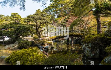 Paysage du jardin, jardin avec pont, le Palais Impérial, Kyoto Gyoen, Kyoto, Japon Banque D'Images