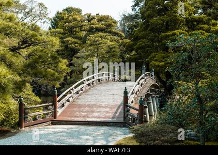 Jardin avec pont, le Palais Impérial, Kyoto Gyoen, Kyoto, Japon Banque D'Images