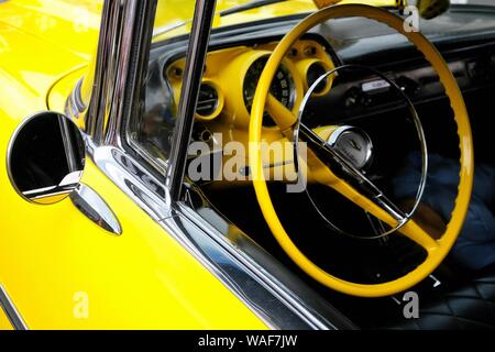 Détail d'une Chevrolet Bel Air jaune avec volant et planche de bord, Oldtimer Festival golden oldies, Krofdorf-Gleiberg, Allemagne Banque D'Images