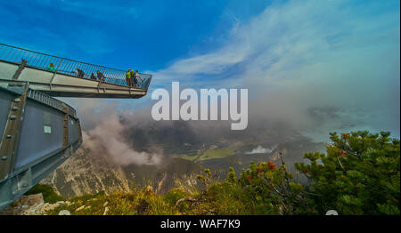Garmisch-Partenkirchen, Allemagne, le 8 août, 2019. : les touristes sur le Alpspix, une plate-forme d'observation dans les Alpes bavaroises, regardez au-dessus des champs de nuages. Banque D'Images