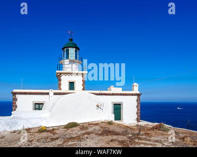 Faros (Phare d'Akrotiri) avec ciel clair - Santorini Grèce Banque D'Images