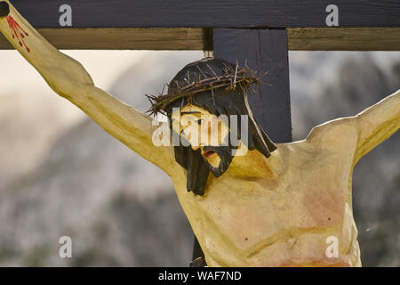 Garmisch-Partenkirchen, Allemagne, le 8 août 2019. : une image de Jésus Christ en bois sculpté d'environ sur une croix en bois Banque D'Images