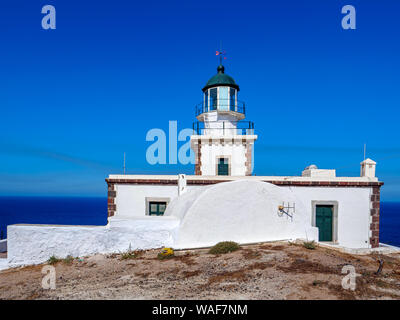 Faros (Phare d'Akrotiri) avec ciel clair - Santorini Grèce Banque D'Images