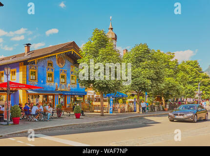 Garmisch-Partenkirchen, Allemagne, August 4, 2019. : le célèbre blue cafe au centre de Garmisch-Partenkirchen avec tables, chaises, et d'arbres à l'avant Banque D'Images