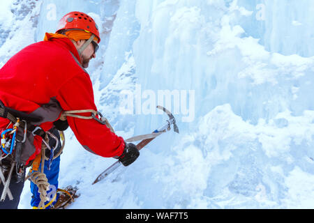 Rock climber avec piolet glace coupe, fait comme suit dans le glacier Banque D'Images