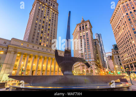 NEW YORK - 11 NOVEMBRE 2016 : Le triomphe de l'esprit humain la sculpture à Foley Square dans le centre municipal district de Manhattan. Banque D'Images