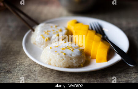 Le riz gluant à la mangue asiatique Thaï dessert sur assiette Banque D'Images