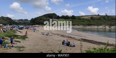 Maenporth, Cornwall, UK. 20 août, 2019. La plage de Maenporth, Cornwall ont été apurées au large de la plage pour permettre à une ambulance d'air à la terre pour aller chercher un blessé. L'air ambulance a atterri et a décollé, pour atterrir dans un champ voisin. La victime a été prise pour le domaine de l'endroit où l'hélicoptère a lui/elle à l'hôpital.L'incident a commencé juste avant midi.Les photos ont été prises à partir de la voie publique. Credit : newspix/Alamy Live News Banque D'Images