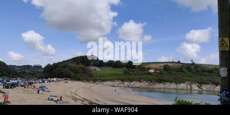 Maenporth, Cornwall, UK. 20 août, 2019. La plage de Maenporth, Cornwall ont été apurées au large de la plage pour permettre à une ambulance d'air à la terre pour aller chercher un blessé. L'air ambulance a atterri et a décollé, pour atterrir dans un champ voisin. La victime a été prise pour le domaine de l'endroit où l'hélicoptère a lui/elle à l'hôpital.L'incident a commencé juste avant midi.Les photos ont été prises à partir de la voie publique. Credit : newspix/Alamy Live News Banque D'Images