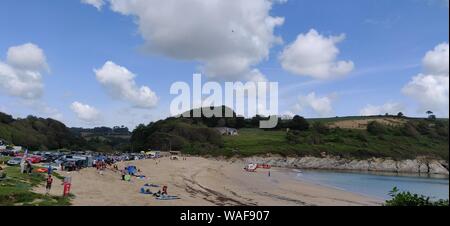 Maenporth, Cornwall, UK. 20 août, 2019. La plage de Maenporth, Cornwall ont été apurées au large de la plage pour permettre à une ambulance d'air à la terre pour aller chercher un blessé. L'air ambulance a atterri et a décollé, pour atterrir dans un champ voisin. La victime a été prise pour le domaine de l'endroit où l'hélicoptère a lui/elle à l'hôpital.L'incident a commencé juste avant midi.Les photos ont été prises à partir de la voie publique. Credit : newspix/Alamy Live News Banque D'Images