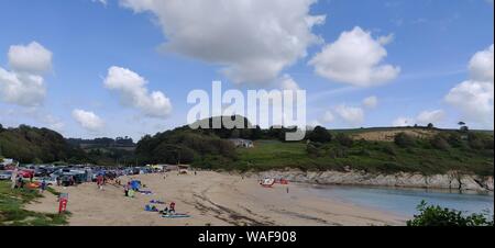 Maenporth, Cornwall, UK. 20 août, 2019. La plage de Maenporth, Cornwall ont été apurées au large de la plage pour permettre à une ambulance d'air à la terre pour aller chercher un blessé. L'air ambulance a atterri et a décollé, pour atterrir dans un champ voisin. La victime a été prise pour le domaine de l'endroit où l'hélicoptère a lui/elle à l'hôpital.L'incident a commencé juste avant midi.Les photos ont été prises à partir de la voie publique. Credit : newspix/Alamy Live News Banque D'Images