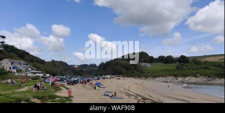 Maenporth, Cornwall, UK. 20 août, 2019. La plage de Maenporth, Cornwall ont été apurées au large de la plage pour permettre à une ambulance d'air à la terre pour aller chercher un blessé. L'air ambulance a atterri et a décollé, pour atterrir dans un champ voisin. La victime a été prise pour le domaine de l'endroit où l'hélicoptère a lui/elle à l'hôpital.L'incident a commencé juste avant midi.Les photos ont été prises à partir de la voie publique. Credit : newspix/Alamy Live News Banque D'Images