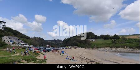 Maenporth, Cornwall, UK. 20 août, 2019. La plage de Maenporth, Cornwall ont été apurées au large de la plage pour permettre à une ambulance d'air à la terre pour aller chercher un blessé. L'air ambulance a atterri et a décollé, pour atterrir dans un champ voisin. La victime a été prise pour le domaine de l'endroit où l'hélicoptère a lui/elle à l'hôpital.L'incident a commencé juste avant midi.Les photos ont été prises à partir de la voie publique. Credit : newspix/Alamy Live News Banque D'Images