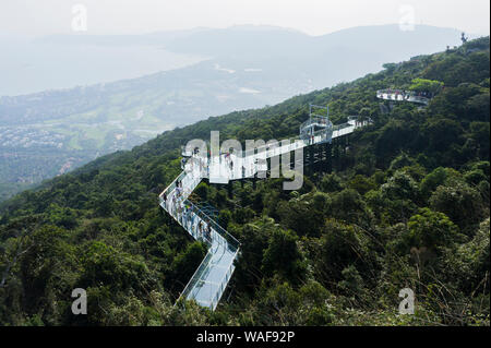 Pont en verre dans le parc forestier tropical de Yalong Bay Paradise, province de Hainan en Chine méridionale Banque D'Images