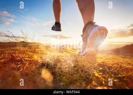 Piscine de la course cross-country dans morning sunrise concept pour l'exercice de remise en forme, et d'un style de vie sain Banque D'Images