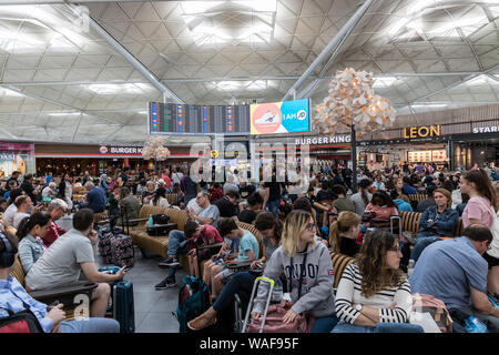 Londres - 7 août 2019 : foule de gens au terminal de l'aéroport occupé à Londres Stansted Banque D'Images