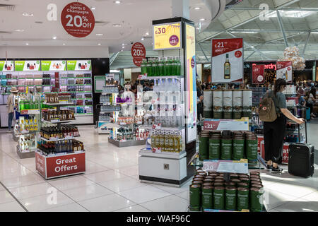 Londres - 7 août 2019 : duty free shop à l'aéroport de Londres Stansted Banque D'Images