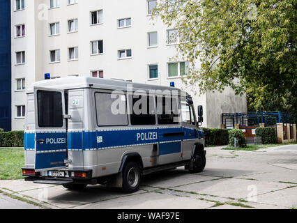 Berlin, Allemagne. 20e Août, 2019. Une voiture de police est debout devant un immeuble d'appartements à Berlin-Marzahn. Dans Berlin-Marzahn, quelqu'un a tiré des coups de feu à partir d'une fenêtre. (À 'Shots tiré à partir de la fenêtre - l'action de la police à Berlin-Marzahn') Crédit : Paul Zinken/dpa/Alamy Live News Banque D'Images