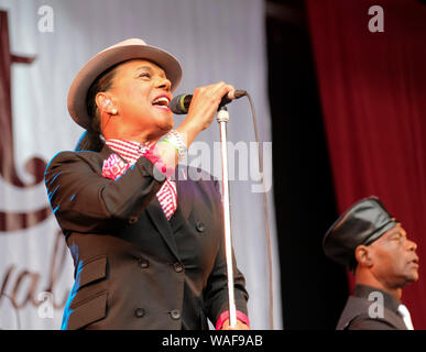 Pauline Black et Arthur 'trous' Hendrickson de The Selecter effectuant à Weyfest music festival, Tilford, Surrey, UK. 17 août 2019 Banque D'Images