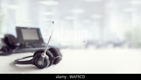 Écouteurs Casque VOIP sur téléphone bureau bureau concept pour la communication, l'assistance informatique, centre d'appels et customer service help desk Banque D'Images