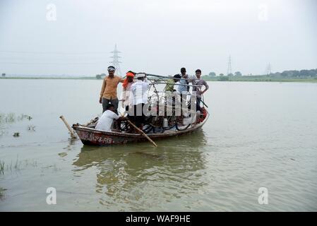 Allahabad, Uttar Pradesh, Inde. 20e Août, 2019. Les villageois se déplacer dans une zone plus sûre après la localité submergé avec l'eau du fleuve Ganga inondées dans Prayagraj (Allahabad) le mardi, 20 août, 2019. Credit : Prabhat Kumar Verma/ZUMA/Alamy Fil Live News Banque D'Images