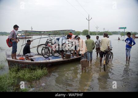 Allahabad, Uttar Pradesh, Inde. 20e Août, 2019. Les villageois se déplacer dans une zone plus sûre après la localité submergé avec l'eau du fleuve Ganga inondées dans Prayagraj (Allahabad) le mardi, 20 août, 2019. Credit : Prabhat Kumar Verma/ZUMA/Alamy Fil Live News Banque D'Images