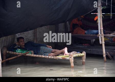 Allahabad, Uttar Pradesh, Inde. 20e Août, 2019. Les gens de l'emplacement idolly devant leurs maisons inondées d'eau submergée avec le fleuve Ganga dans Prayagraj (Allahabad) le mardi, 20 août, 2019. Credit : Prabhat Kumar Verma/ZUMA/Alamy Fil Live News Banque D'Images