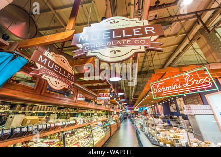 Philadelphie, Pennsylvanie - 18 NOVEMBRE 2016 : Les vendeurs et les clients de Reading Terminal Market. La ville historique est une attraction populaire pour culi Banque D'Images