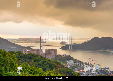 Megami travées la baie de Nagasaki, Japon au crépuscule. Banque D'Images